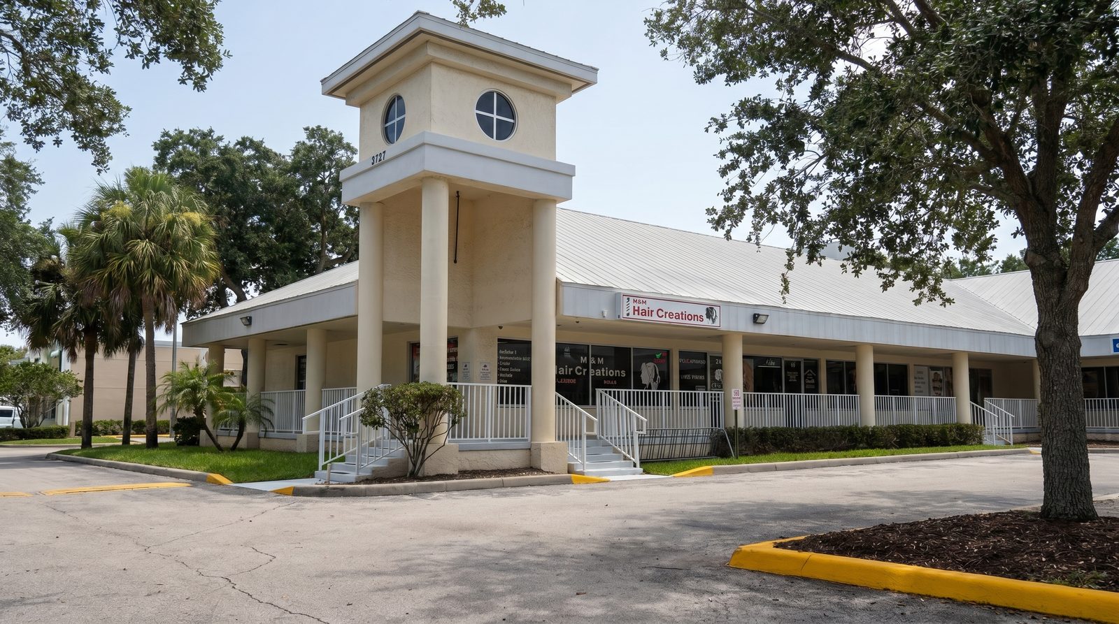 Exterior of Hair Creations M&M salon on Bayshore Drive, East Naples FL
